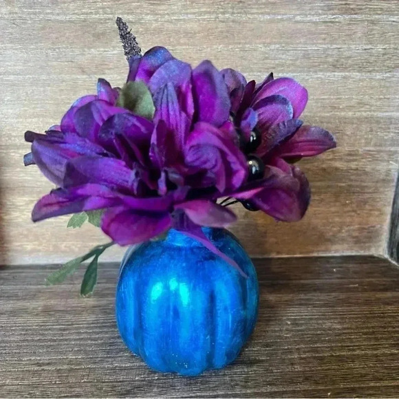 NEW Fun little spooky faux floral arrangement in shades of blue, black & purples - Picture 2 of 15